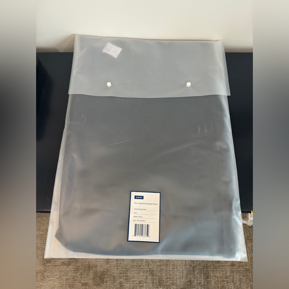 NWT Away Centerfold Garment Sleeve, Medium/Large, Black